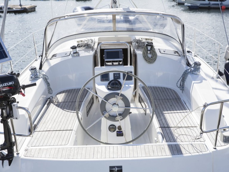 Bavaria Cruiser 36 in Lidingö on SamBoat