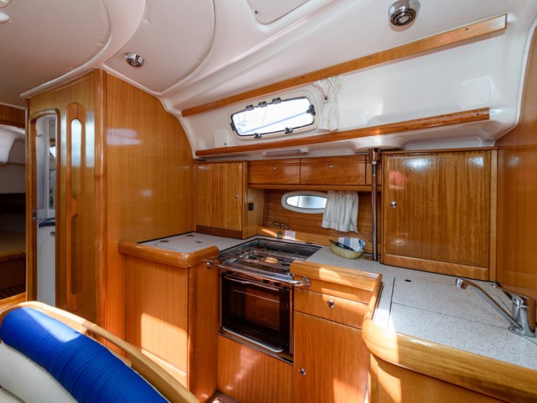 Boat rental Bavaria Bavaria 42 Cruiser in Trogir on Samboat