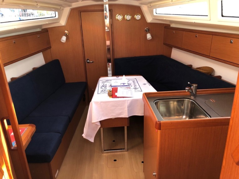 Rent a Bavaria Cruiser 34 Pula