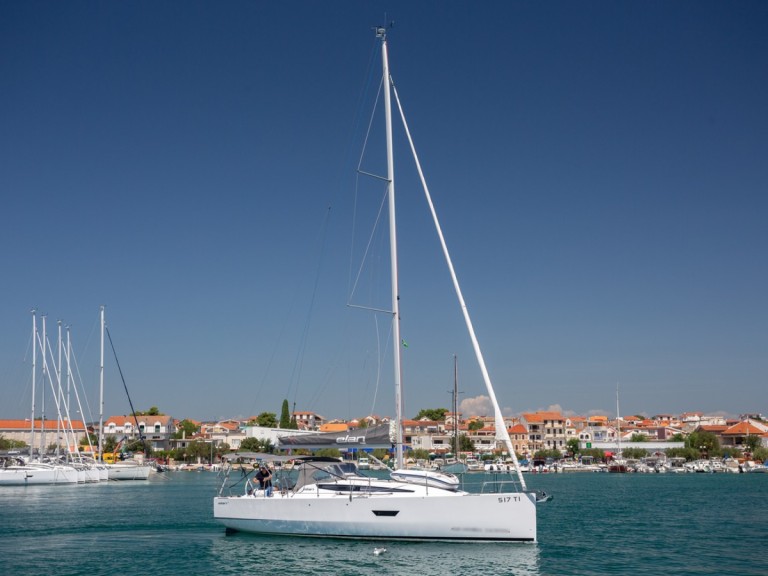 Sailboat rental in Pirovac - Elan E4