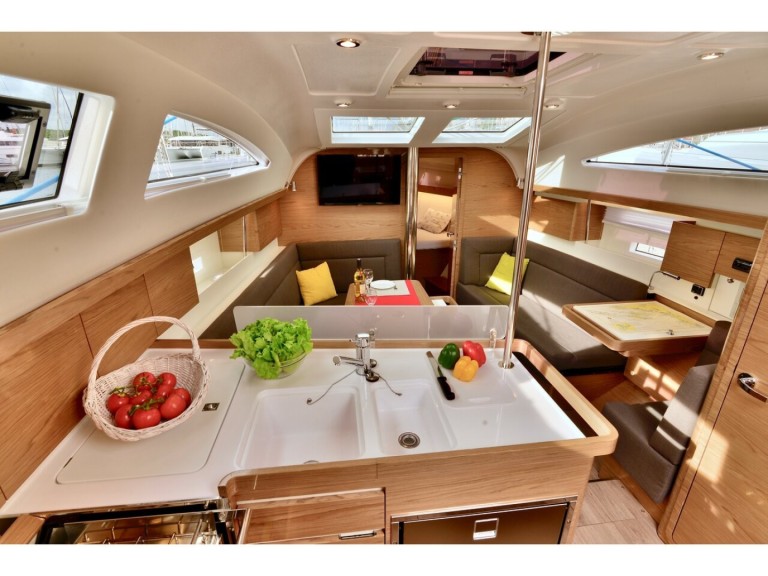 Sailboat rental with or without captain Elan Šibenik
