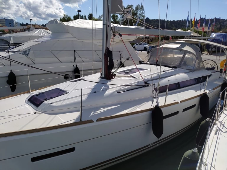 Sailboat for rent Gouvia at the best price