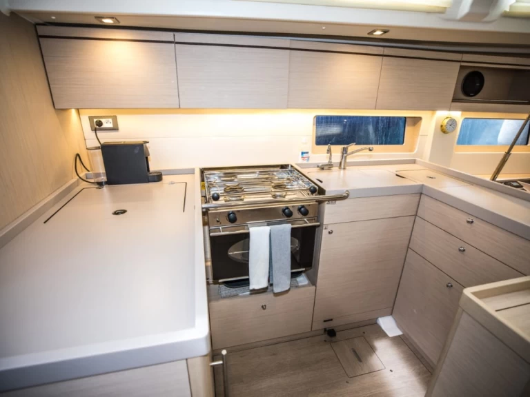 Bénéteau Oceanis 51.1 in Alimos on SamBoat