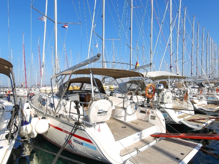 Rent a Bavaria Cruiser 41 Pula