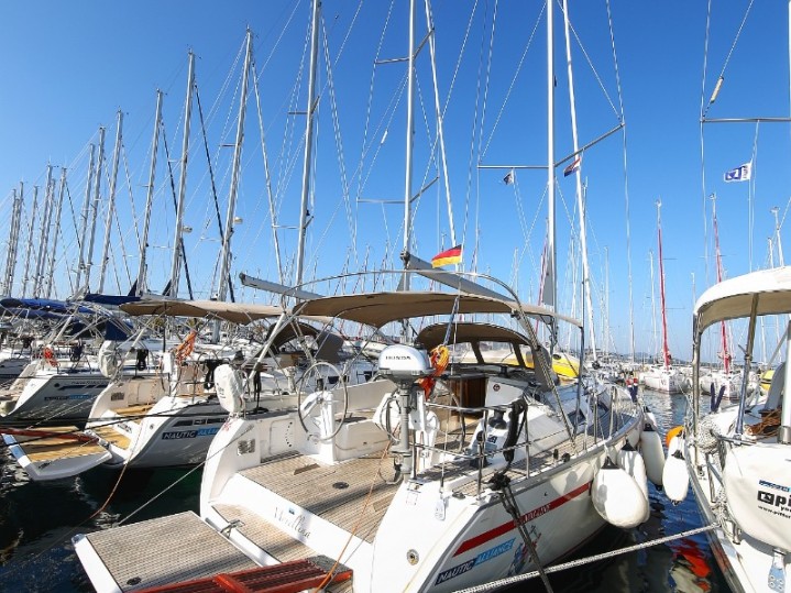 Sailboat rental in Pula - Bavaria Cruiser 41