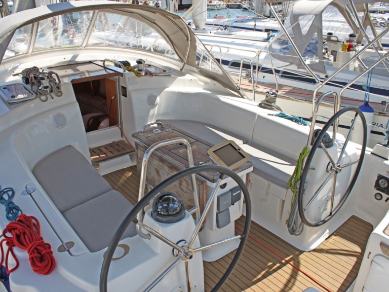 Boat rental Bavaria Bavaria 42 Cruiser in Lávrio on Samboat