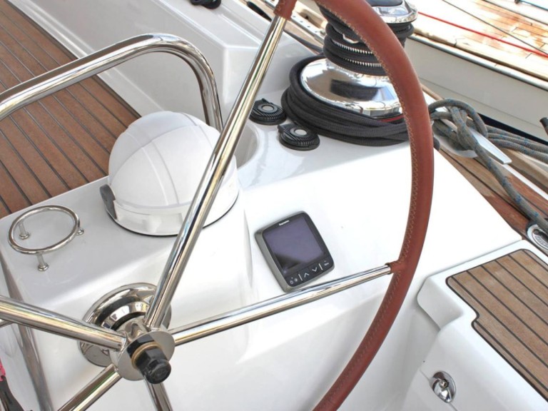 Sailboat for rent Lávrio at the best price