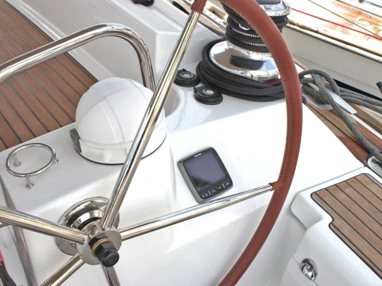 Sailboat for rent Lávrio at the best price