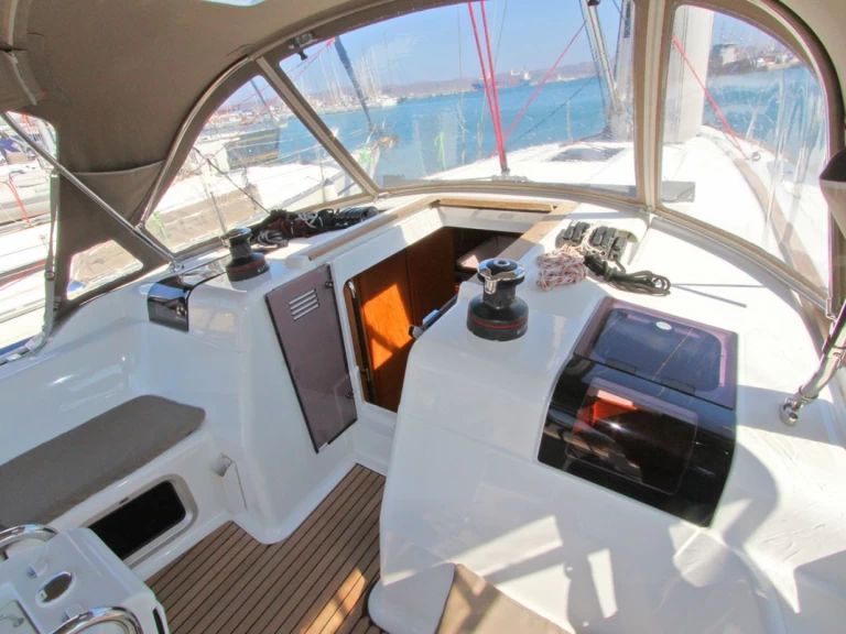 Jeanneau Sun Odyssey 449 in Lávrio on SamBoat