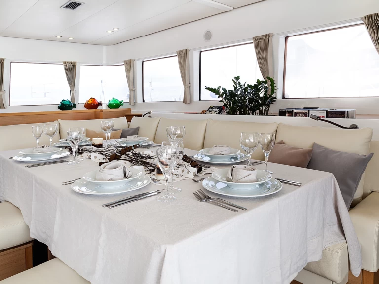 Boat rental Lagoon Lagoon 620 in Alimos on Samboat