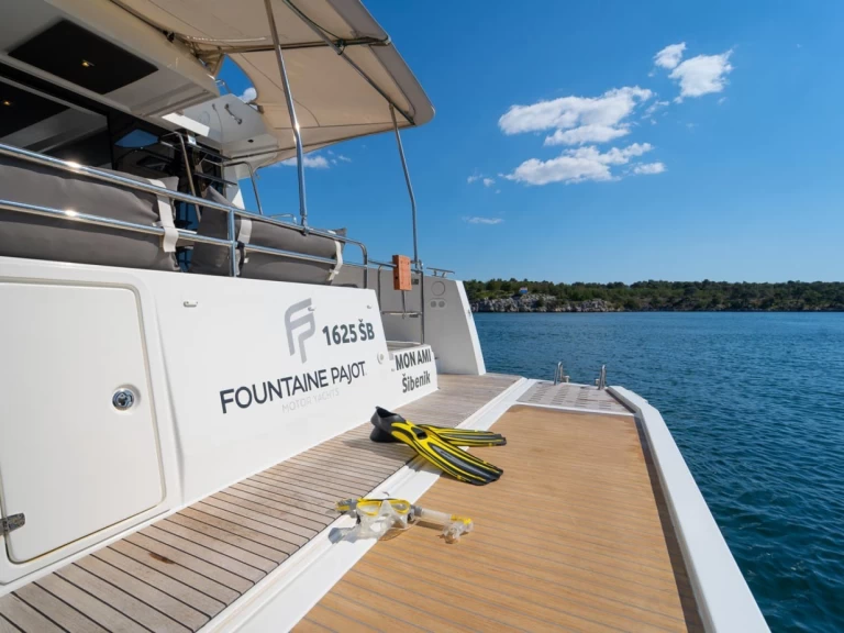 Motorboat for rent Šibenik at the best price