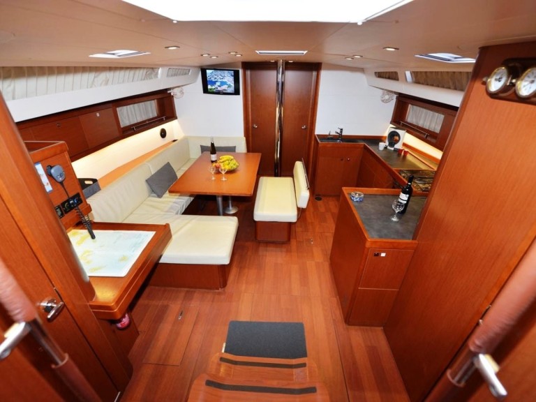 Sailboat for rent Lávrio at the best price