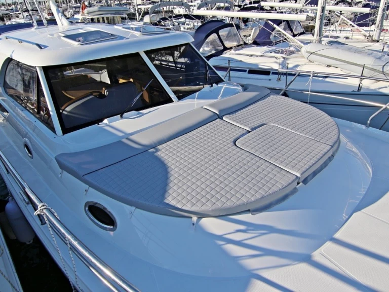 Bareboat Rental Motorboat Sas Vektor with a boat licence