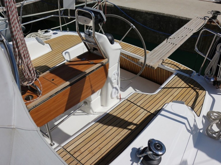 Sailboat rental in Sukošan - Bavaria Cruiser 33