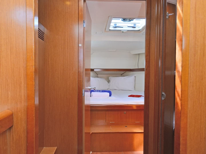 Sailboat rental in Alimos - Bénéteau Oceanis 43