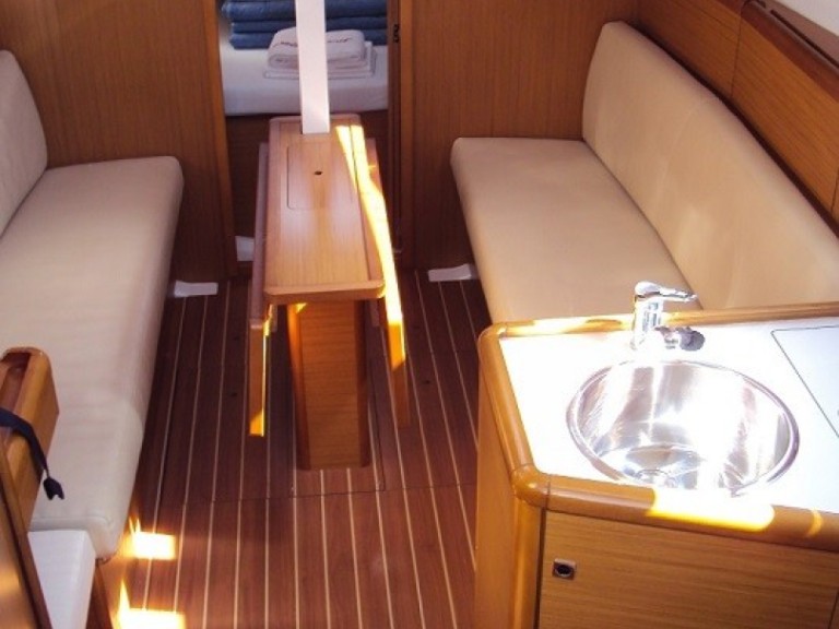 Jeanneau Sun Odyssey 30i charter bareboat or captained in  Betina