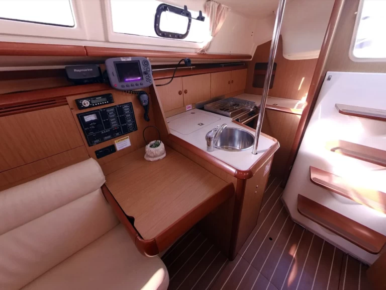 Sailboat rental in Betina - Jeanneau Sun Odyssey 32i