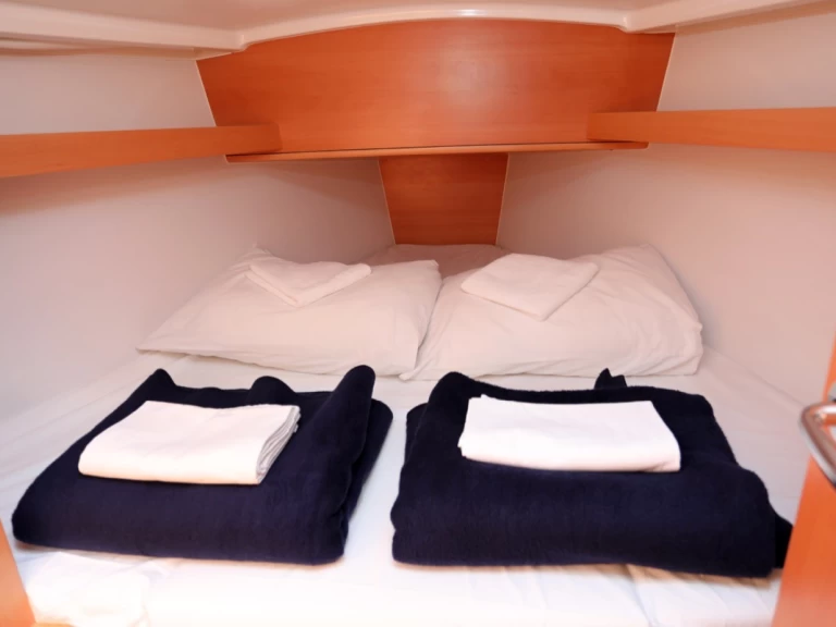 Sailboat rental with or without captain Jeanneau Pula