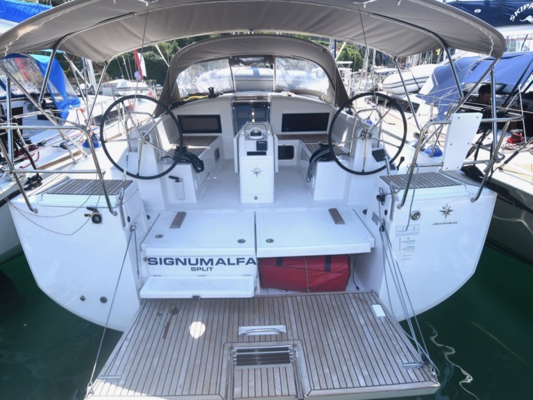 Sailboat for rent Komolac at the best price