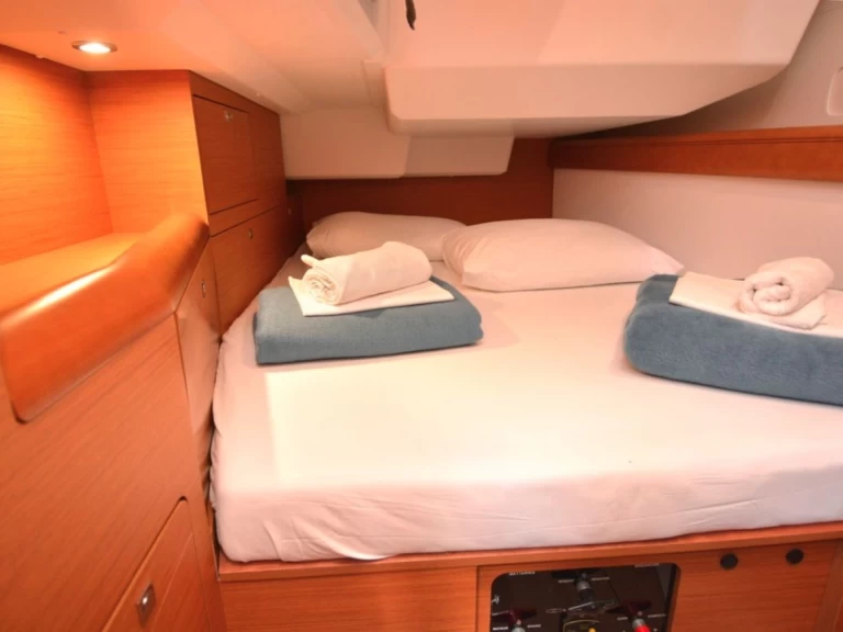 Sailboat rental with or without captain Jeanneau Komolac