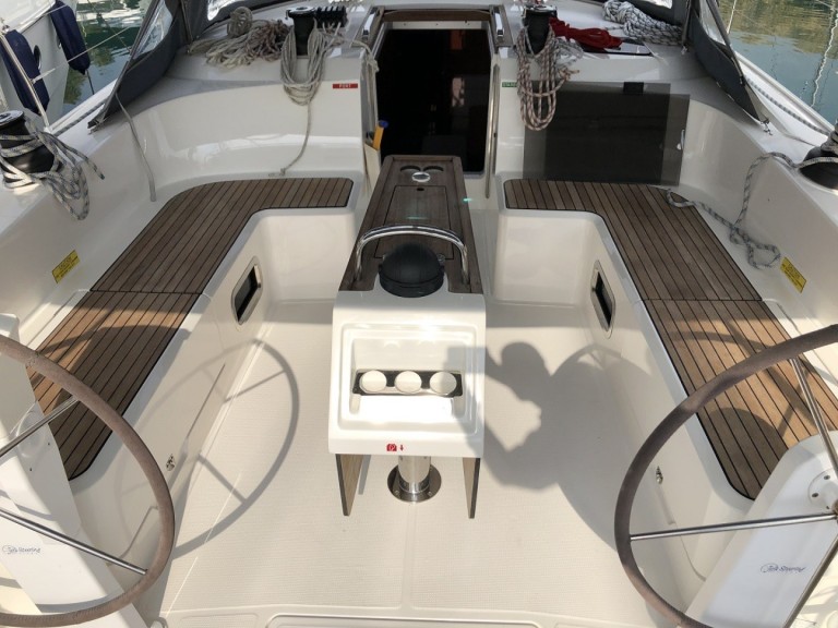 Bavaria Cruiser 51 in Alimos on SamBoat