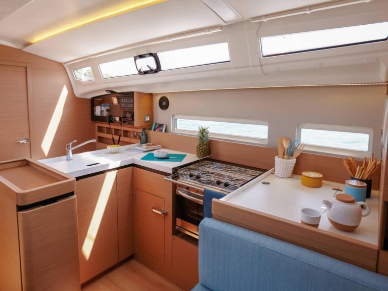 Yacht charter Palamós cheap Sun Odyssey 410