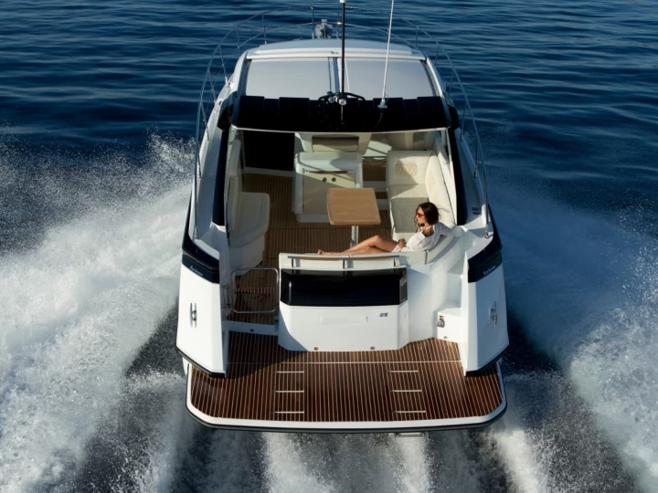 Bareboat Rental Motorboat Bénéteau with a boat licence