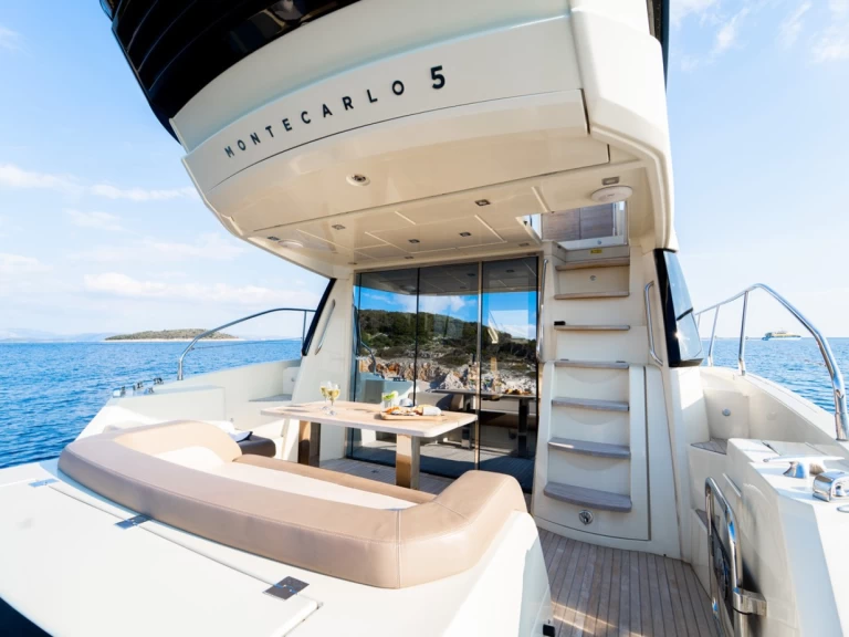 Bareboat Rental Luxury Yacht Bénéteau with a boat licence