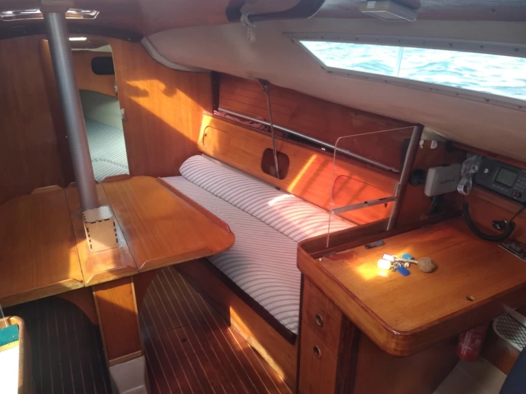 Sailboat for rent Locmiquélic at the best price