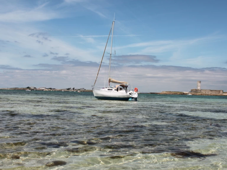 Sailboat for rent Locmiquélic at the best price