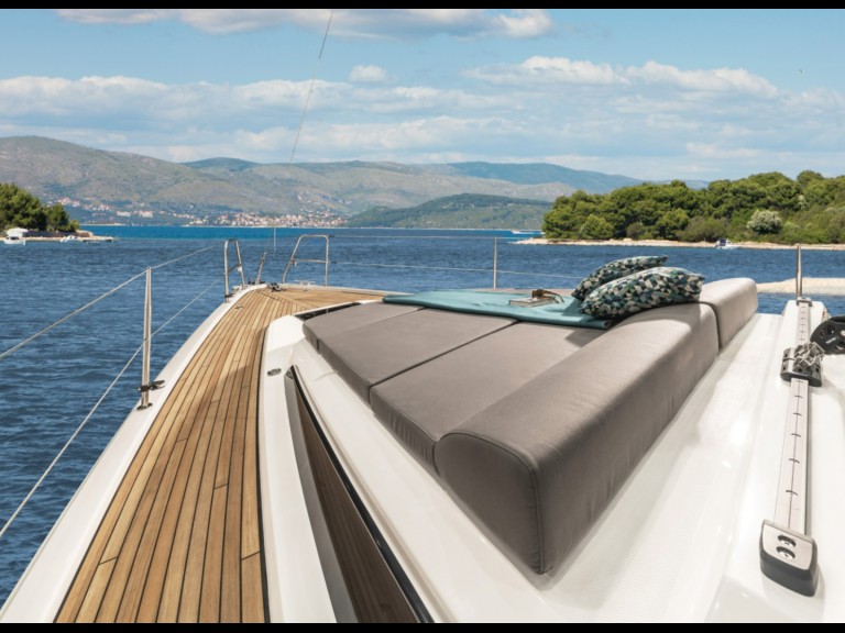 Sailboat for rent Alimos at the best price