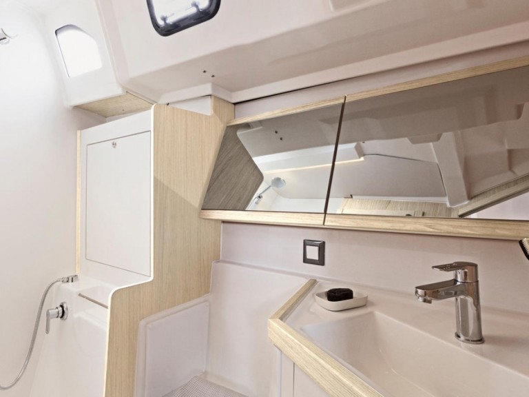 Bénéteau Oceanis 46.1 10 pax in Alimos on SamBoat