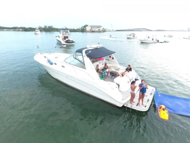 Boat rental Sea Ray Sea Ray 410 Express Cruiser in Miami on Samboat