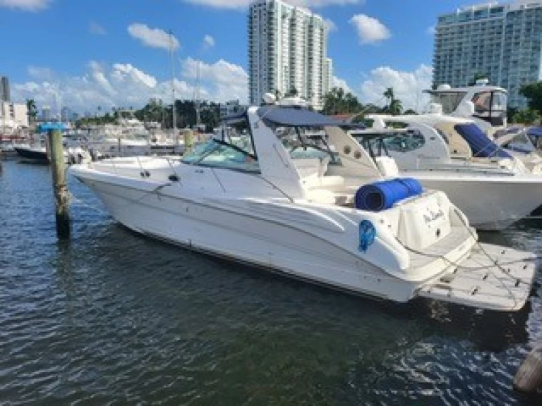 Sea Ray Sea Ray 410 Express Cruiser in Miami on SamBoat