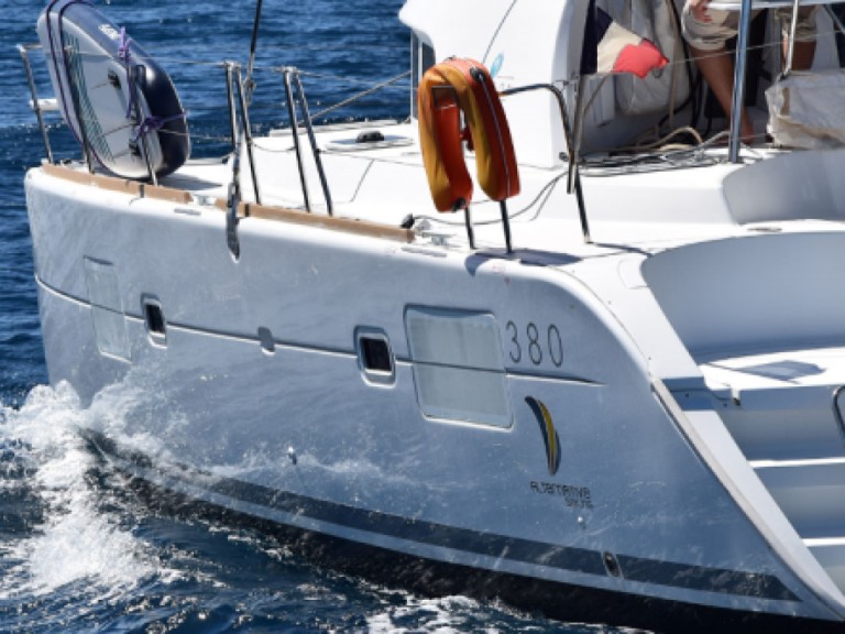 Bénéteau Lagoon 380 in Port-Haliguen on SamBoat