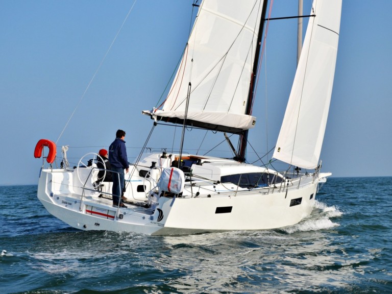 Sailboat for rent Port-Haliguen at the best price