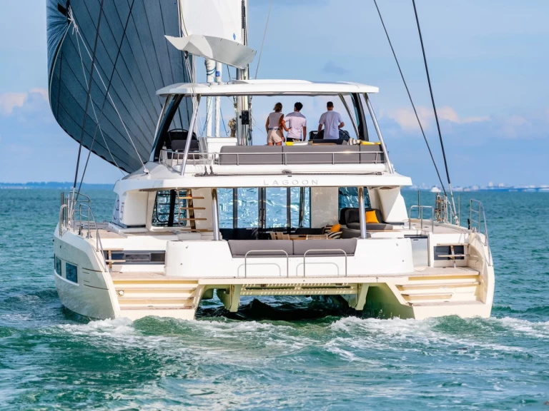 Boat rental Lagoon Lagoon Sixty 5 in Alimos on Samboat