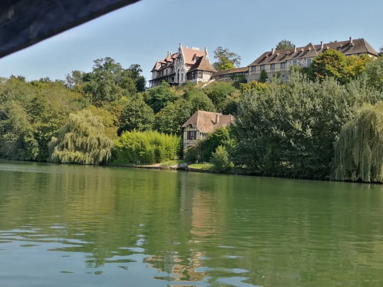 Bareboat Rental Motorboat Quicksilver with a boat licence