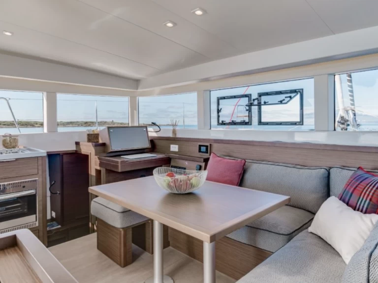 Yacht charter Raiatea cheap Lagoon 40