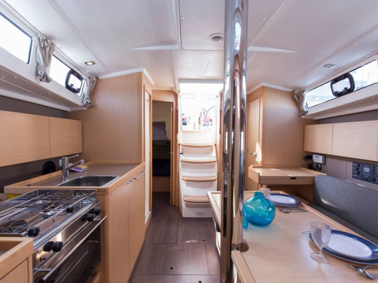 Rent a Bénéteau Oceanis 38.1 Cambrils