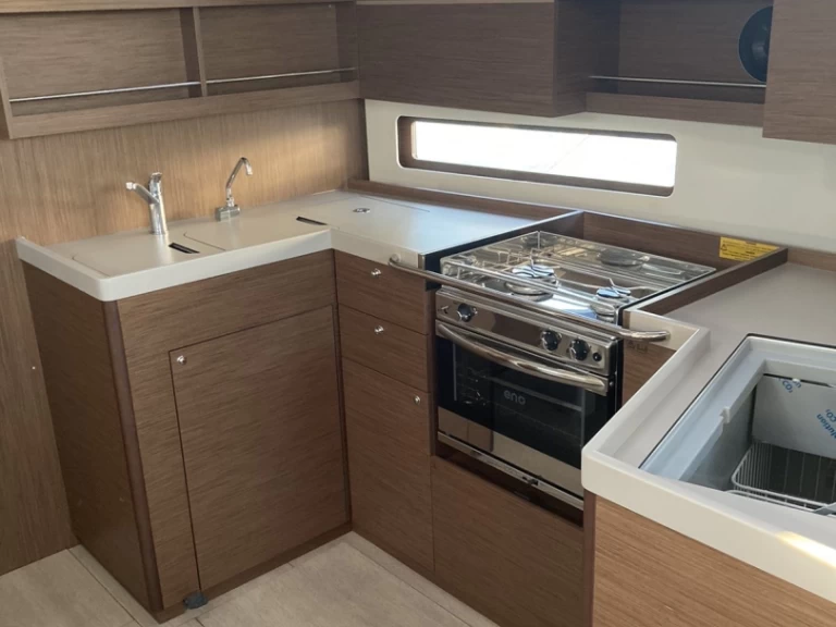 Bénéteau Oceanis 40.1 charter bareboat or captained in  Alimos