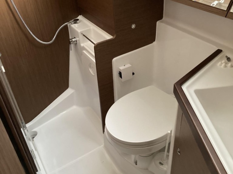 Bénéteau Oceanis 40.1 in Alimos on SamBoat