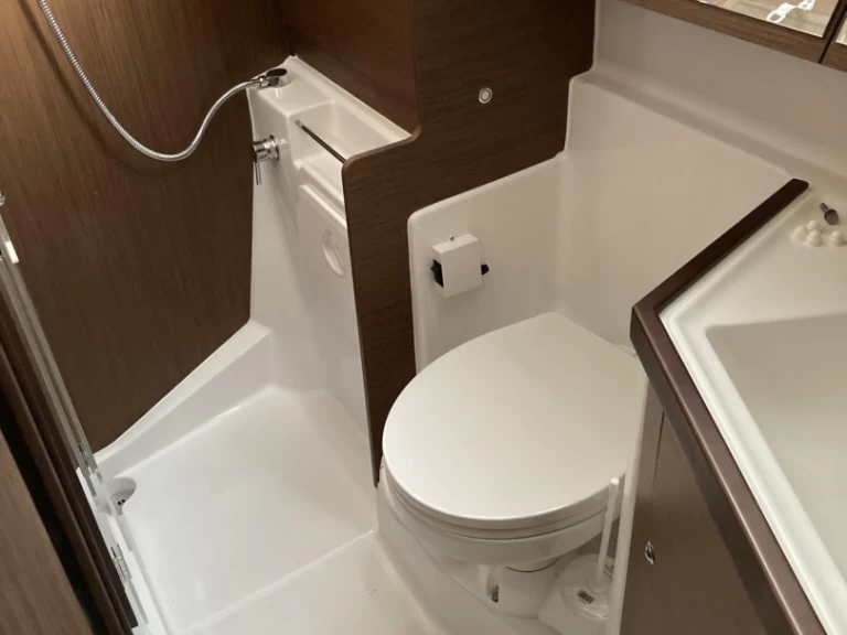 Bénéteau Oceanis 40.1 in Alimos on SamBoat