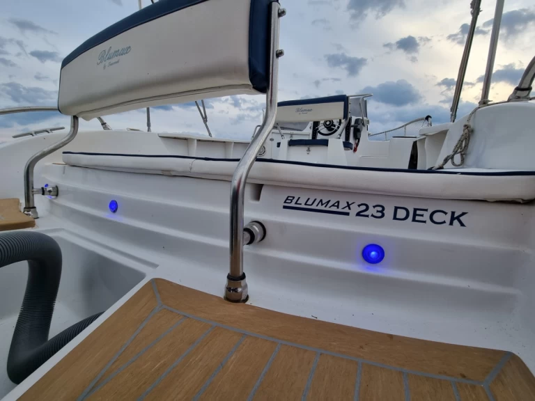 Rent a tancredi Bluemax 23 Deck Zaton
