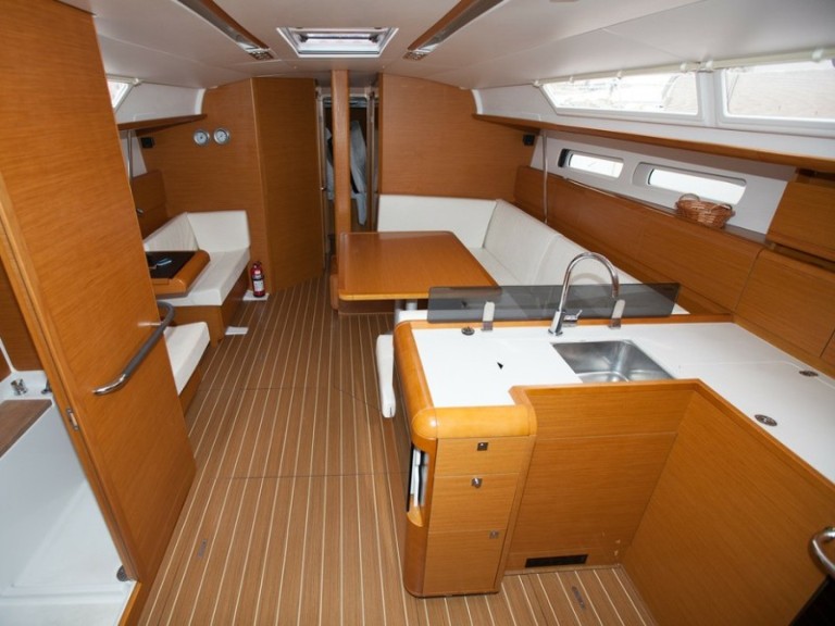 Yacht charter San Miguel De Abona cheap Sun Odyssey 439