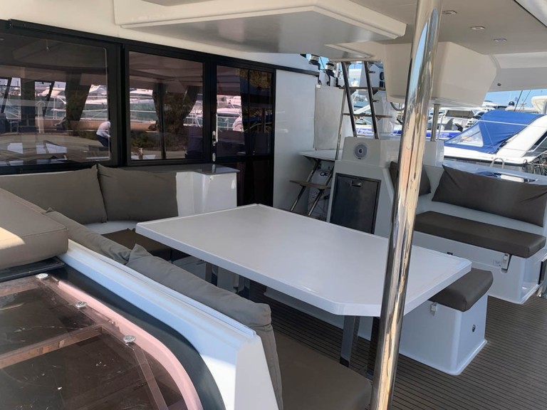 Rent a Fountaine Pajot Saba 50 Seget Donji