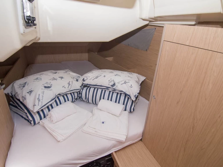 Rent a Bénéteau Oceanis 41.1 Göcek