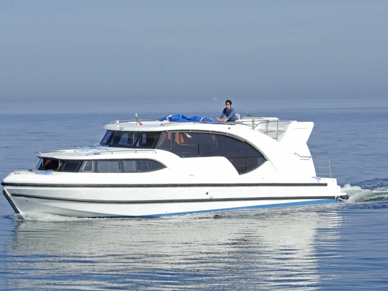 Bareboat Rental Houseboat Houseboat Holidays Italia with a boat licence