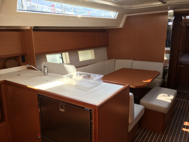 Yacht charter Nikiána cheap Bavaria C45