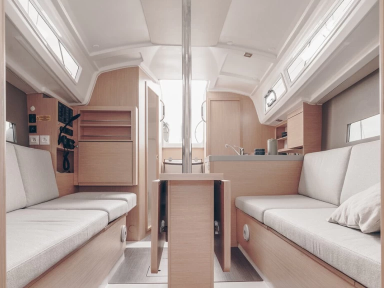 Bénéteau Oceanis 30.1 in Road Town on SamBoat